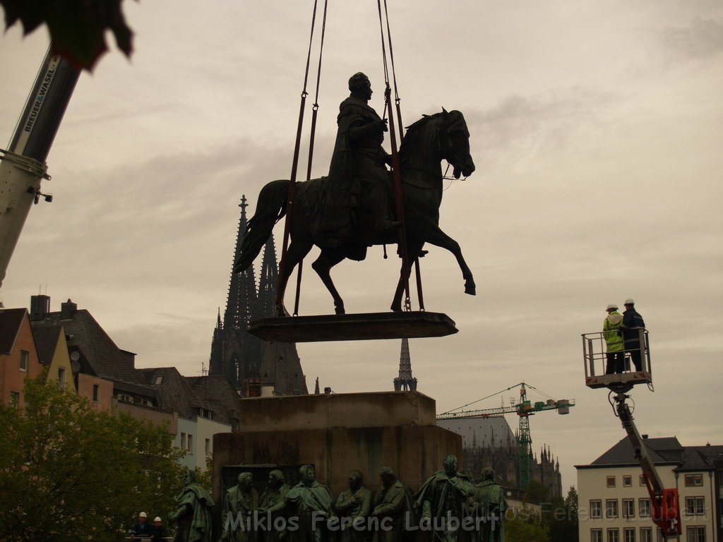 Reiterdenkmal kehrt zurueck auf dem Heumarkt P51.JPG